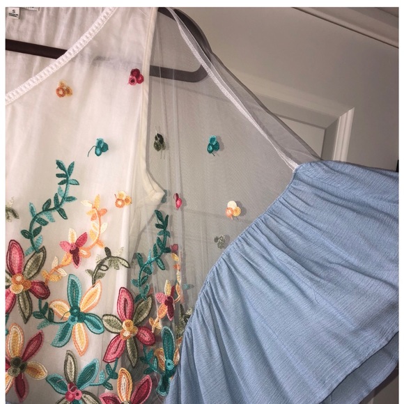 NWT Flowy Blouse. Size Small. - Picture 2 of 4